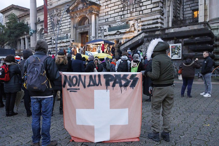 Un rassemblement contre la loi Covid-19 a réuni environ 200 personnes à Lausanne dimanche en fin d'après-midi. © KEYSTONE/CYRIL ZINGARO