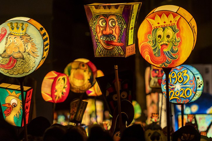Le carnaval de Bâle a débuté lundi à 4h00 avec le traditionnel "Morgestraich". © KEYSTONE/GEORGIOS KEFALAS