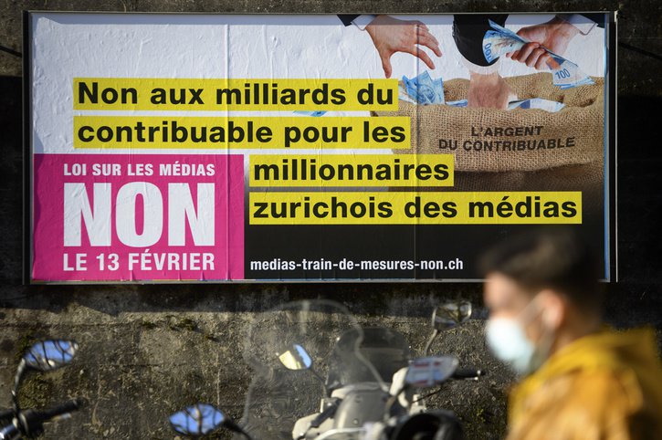 Les affiches du "non" au paquet d'aide aux médias situent les millionnaires à Zurich dans leur version francophone, mais reste plus évasives dans leur version germanophone. © Keystone