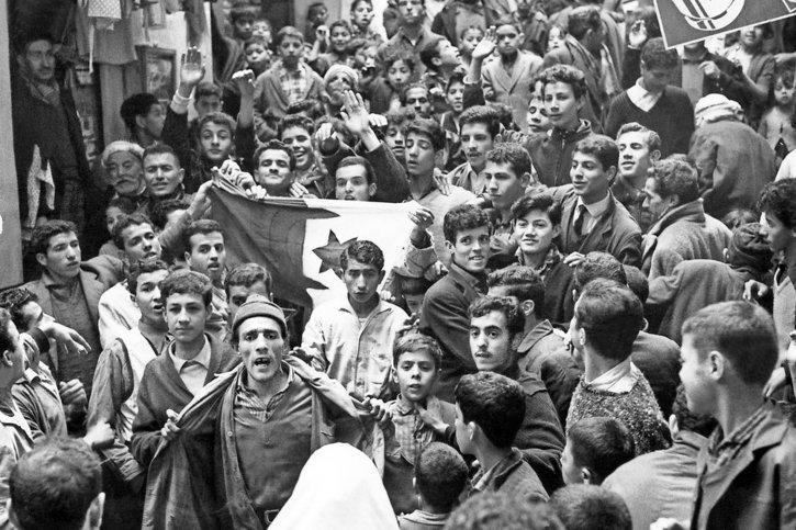 Défilé de jeunes Algériens dans le quartier de la Casbah à Alger, après l’annonce du cessez-le-feu proclamé par les Accords d’Evian.  © Keystone
