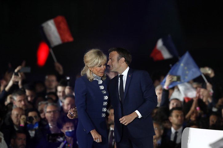 Dans son discours de victoire, Emmanuel Macron s'est posé en "président de tous" et a tendu la main aux électeurs de Marine Le Pen. © KEYSTONE/EPA/GUILLAUME HORCAJUELO