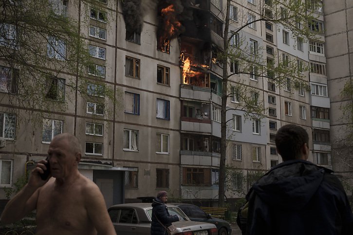 Un immeuble brûle à Kharkiv. © KEYSTONE/AP/Felipe Dana