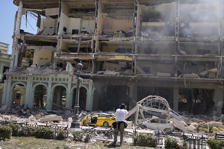 Une fuite de gaz serait à l'origine de l'explosion de l'hôtel Saratoga. © KEYSTONE/AP/Ramon Espinosa