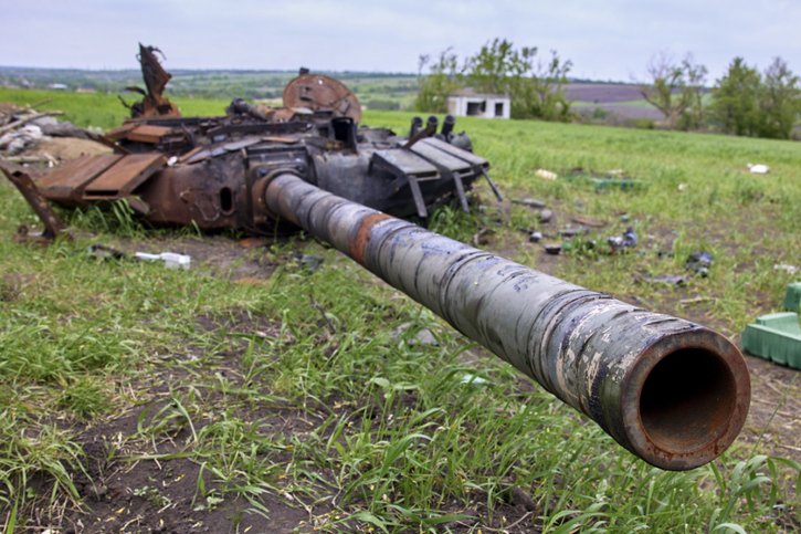Tank russe endommagé près de Kharkiv, dans l'est de l'Ukraine © KEYSTONE/EPA/SERGEY KOZLOV
