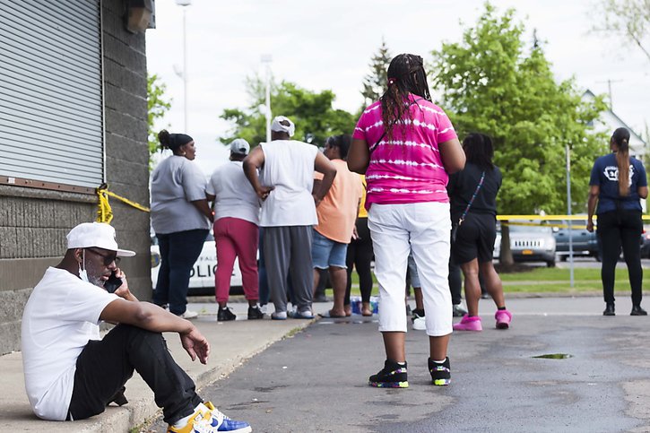 Rassemblement près de la scène de la fusillade à Buffalo. © KEYSTONE/EPA/BRANDON WATSON