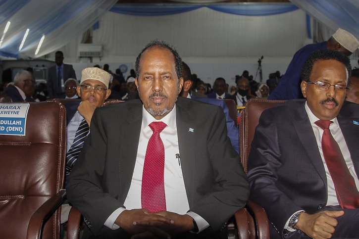 Hassan Cheikh Mohamoud (au centre) a devancé le président sortant Mohamed Abdullahi Mohamed (à droite). © KEYSTONE/AP/Farah Abdi Warsameh