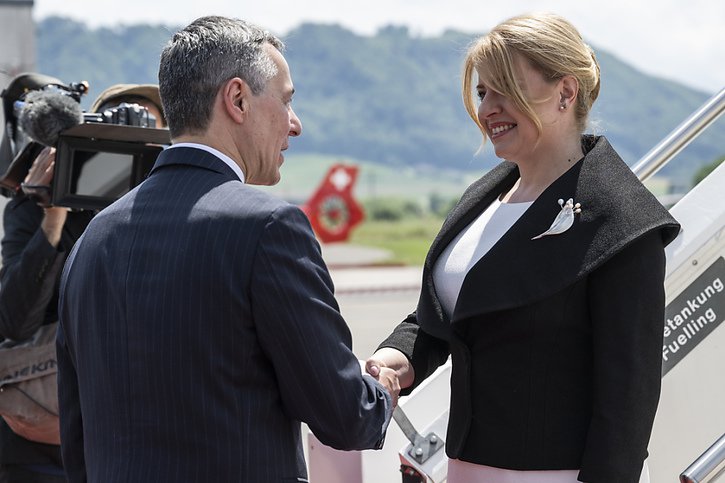 Le président de la Confédération Ignazio Cassis a accueilli Zuzana Caputova dès son arrivée à l'aéroport de Belp. © KEYSTONE/ANTHONY ANEX
