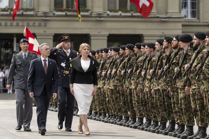 Le président de la Confédération Ignazio Cassis a reçu la présidente slovaque Zuzana Caputova avec les honneurs militaires. © Keystone/ANTHONY ANEX