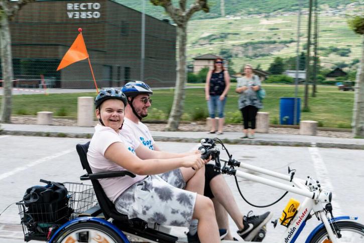 Le vélo en tandem était l'une des disciplines du triathlon qui a réuni jeudi à Grône des élèves valides et en situation de handicap. © Gilles Vuissoz