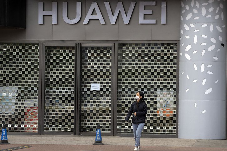 La décision de bannir Huawei avait été repoussée par le gouvernement canadien en raison des tensions diplomatiques entre Ottawa et Pékin à la suite de l'arrestation en 2018 de la directrice financière de Huawei, Meng Wanzhou. © KEYSTONE/AP/Mark Schiefelbein