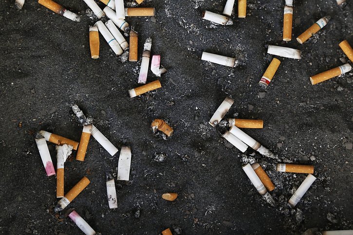 Chacun des 4500 milliards de mégots de cigarettes qui finissent chaque année dans la nature peut polluer jusqu'à 100 litres d'eau (archives). © KEYSTONE/AP/SUE OGROCKI