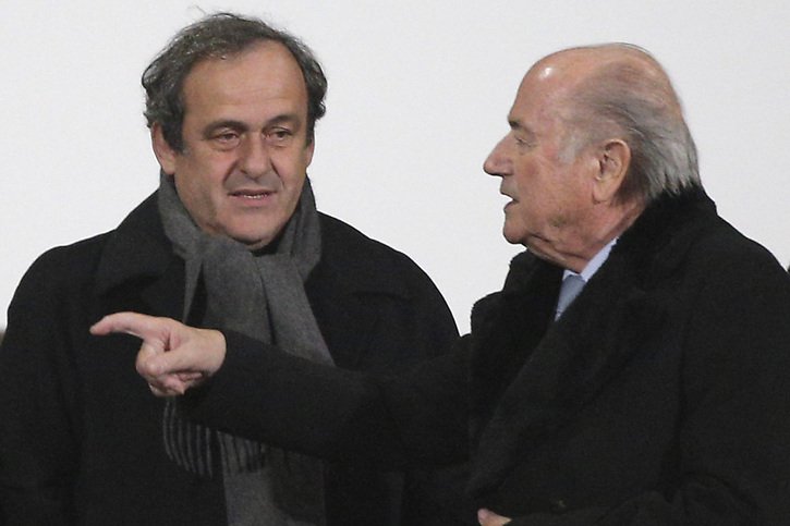 Selon les médias, les enquêteurs soupçonnent Sepp Blatter d'avoir versé deux millions de francs à Michel Platini afin qu'il ne se présente pas contre le Valaisan pour la présidence de la FIFA (archives). © KEYSTONE/AP/CHRISTOPHE ENA