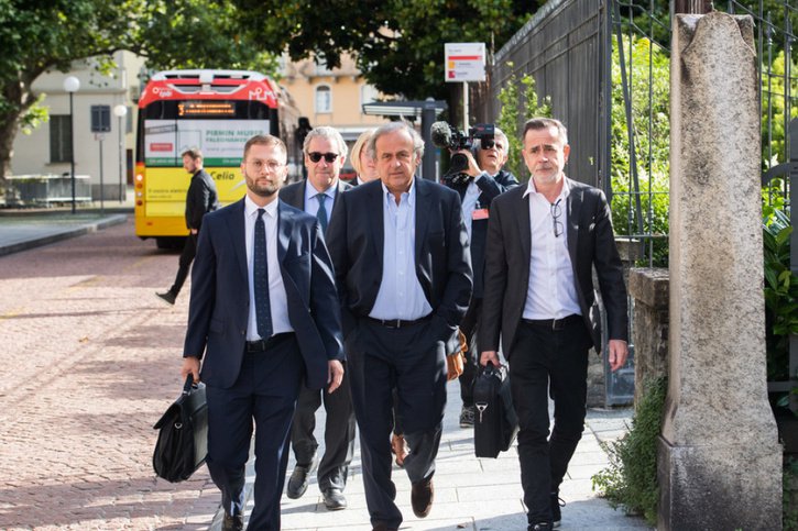 Michel Platini entouré de ses avocats. © Keystone/KEYSTONE/TI-PRESSKEYSTONE/ALESSANDRO CRINARI