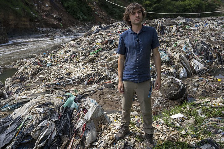 Le fondateur de l'ONG The Ocean Cleanup, Boyan Slat, au bord de la rivière Las Vacas sur laquelle une clôture métallique va être installée afin de retenir les déchets plastiques. © KEYSTONE/AP/Moises Castillo