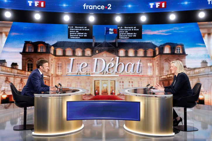 Après le sourire pour la photo, les débats ont été très vifs entre le président sortant et Marine Le Pen. © Keystone