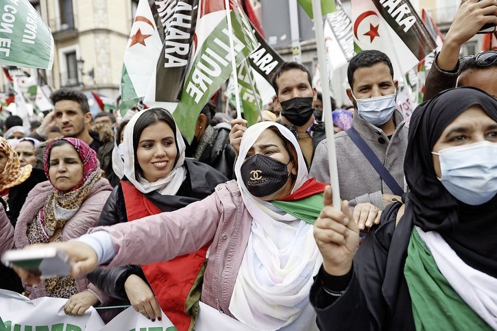 Manifestation pour l’autodétermination du peuple sahraoui en mars dernier à Madrid, en réaction à la prise de position du Gouvernement espagnol en faveur du plan d’autonomie du Sahara occidental sous souveraineté marocaine.  © Keystone