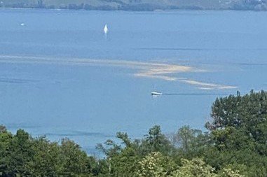 Une étrange tache sur le lac de Neuchâtel