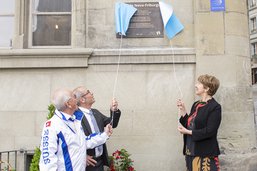 Une plaque commémorant les 200 ans de Nova Friburgo inaugurée
