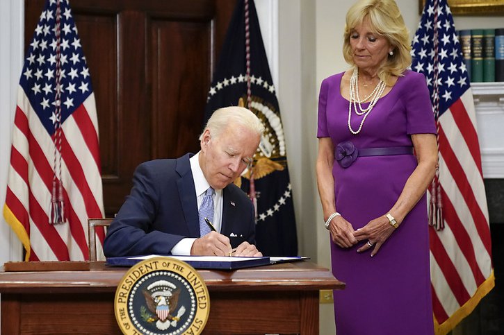 Joe Biden a signé la loi dans un salon de la Maison Blanche. © KEYSTONE/AP/Pablo Martinez Monsivais