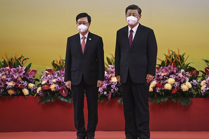"Après les tempêtes, Hong Kong renaît du feu et émerge avec une robuste vitalité", a affirmé Xi Jinping, à droite sur le cliché. © KEYSTONE/AP/Selim Chtayti