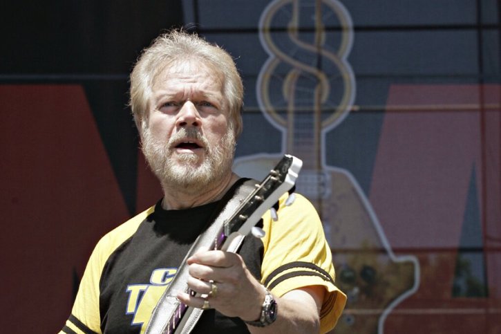 Randy Bachman avait acheté sa guitare à 19 ans grâce à l'argent récolté en tondant des pelouses et en lavant des voitures (archives) © KEYSTONE/AP CP/ADRIAN WYLD