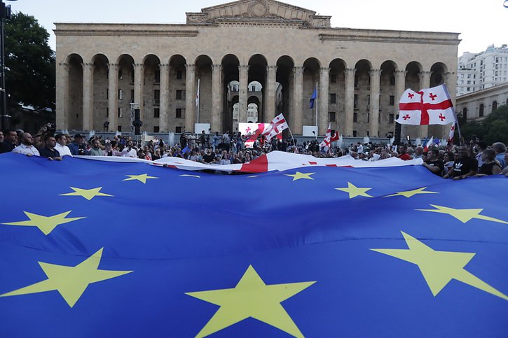 Plus de 35'000 manifestants se sont massés devant le parlement géorgien, agitant des drapeaux européens et géorgiens. © KEYSTONE/EPA/ZURAB KURTSIKIDZE
