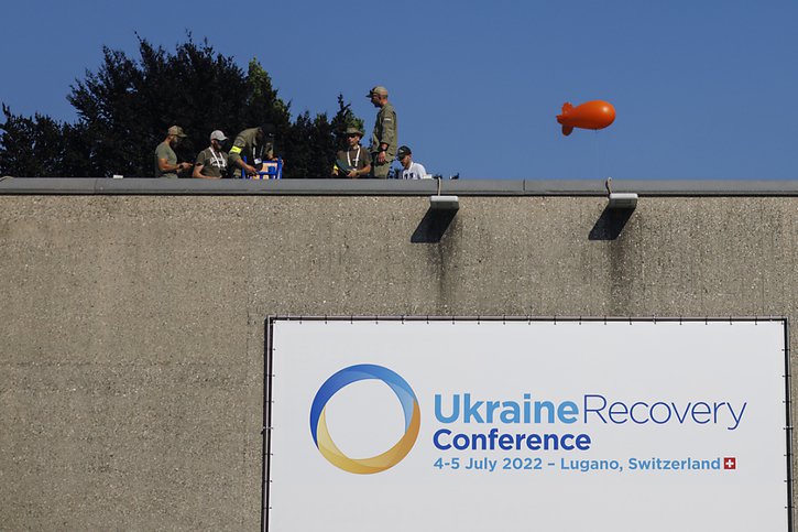 Les représentants des dizaines d'Etats doivent se pencher sur le plan de reconstruction que les autorités ukrainiennes souhaitent pour leur pays. © KEYSTONE/MICHAEL BUHOLZER