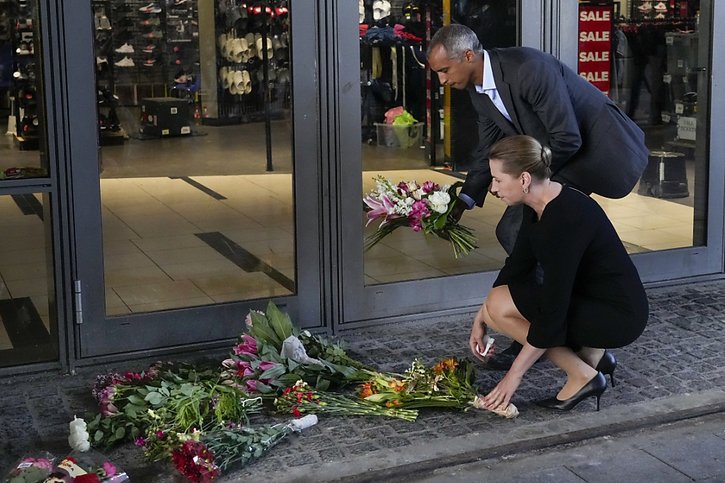 La première ministre danoise Mette Frederiksen et le ministre de la justice Mattias Tesfaye déposent des fleurs à l'entrée du Field's shopping center à Copenhague. © KEYSTONE/AP/Sergei Grits