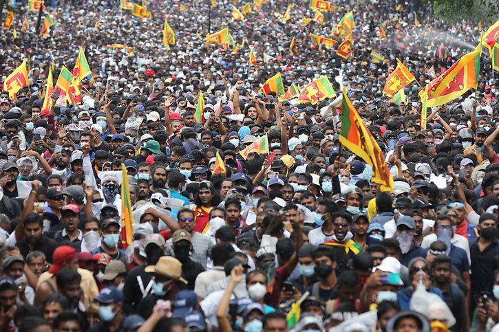 Des centaines de milliers de manifestants sont descendus dans les rues à Colombo. © KEYSTONE/EPA/CHAMILA KARUNARATHNE