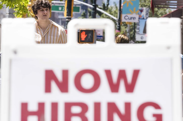 Le marché du travail américain reste très dynamique. Il existe toujours près de deux postes vacants pour un travailleur disponible, tirant les salaires à la hausse et contribuant à l'inflation. (archives) © KEYSTONE/EPA/JUSTIN LANE