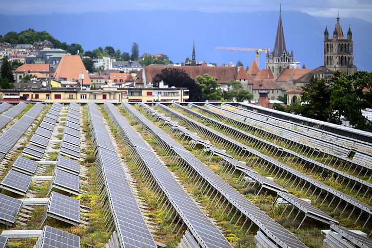 A Lausanne, le toit de la hall sud de Beaulieu a été recouvert de panneaux photovoltaïques (Archives). © KEYSTONE/LAURENT GILLIERON
