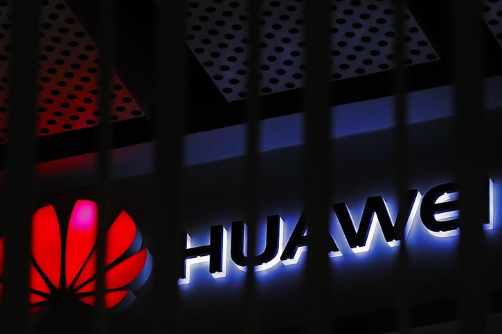 Les sanctions américaines prononcées contre Huawei 2018, qui ont notamment coupé l'entreprise des chaînes d'approvisionnement mondiales en composants, ont fortement fragilisé sa branche smartphones. (archives) © KEYSTONE/AP/ANDY WONG