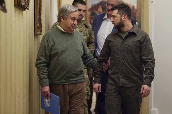 Antonio Guterres s'était déjà rendu en Ukraine en avril afin de rencontrer le président ukrainien Volodymyr Zelensky (archives). © KEYSTONE/AP Ukrainian Presidential Press Office