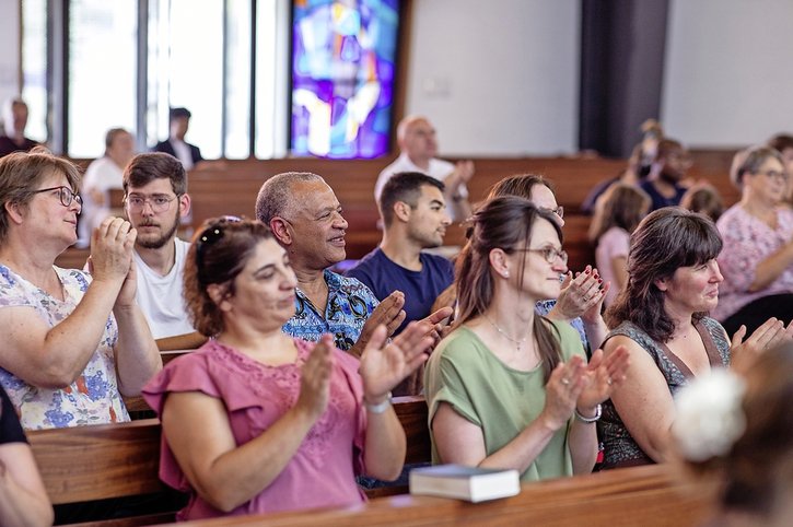 Les participants au douzième Parcours Galilée ont reçu une attestation de leur formation continue sur la foi, à l'église Saint-Thérèse de Fribourg, samedi dernier.  © João Carita