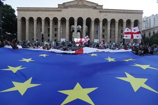 Des dizaines de milliers de pro-européens manifestent à Tbilissi