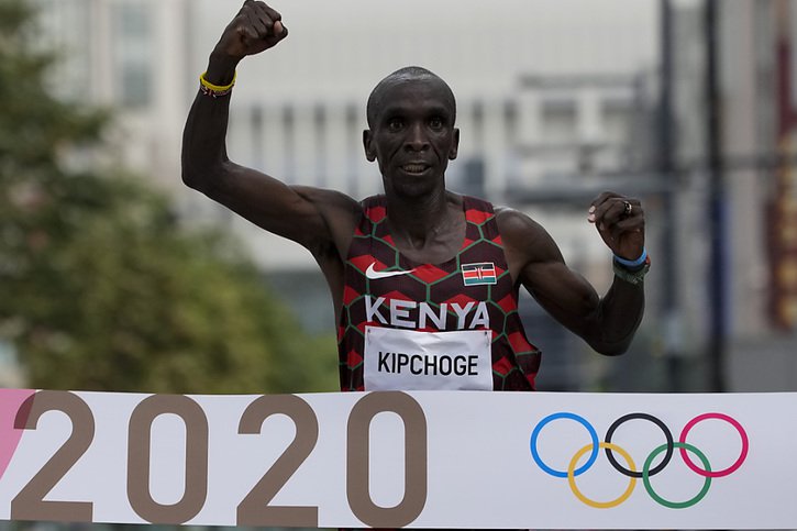 Le champion olympique 2021 Eliud Kipchoge a battu son record du monde du marathon dimanche © KEYSTONE/AP/EUGENE HOSHIKO