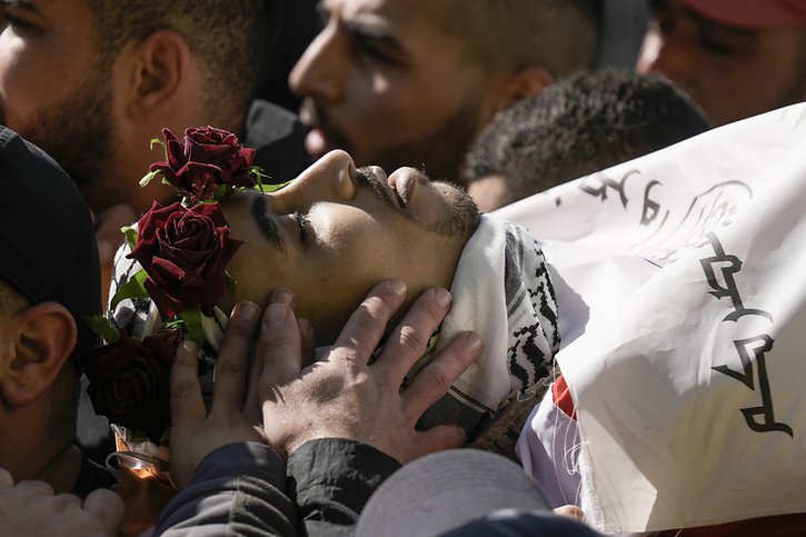 Des Palestiniens transportent le corps d'un jeune homme tué par l'armée palestinienne d'occupation en Cisjordanie. © KEYSTONE/AP/Majdi Mohammed