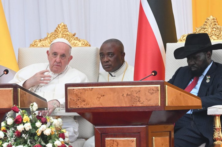 Le pape François (à g.) à Juba, capitale du Soudan du Sud, aux côtés notamment du président de ce très jeune Etat, Salva Kiir (à dr.). © KEYSTONE/EPA/CIRO FUSCO
