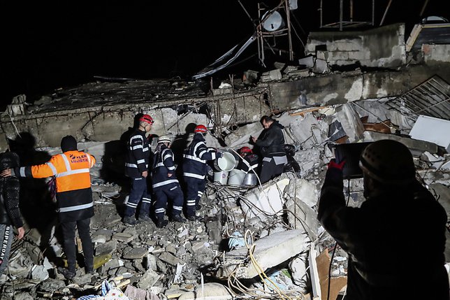 Le bilan du séisme en Turquie et en Syrie dépasse les 4300 morts
