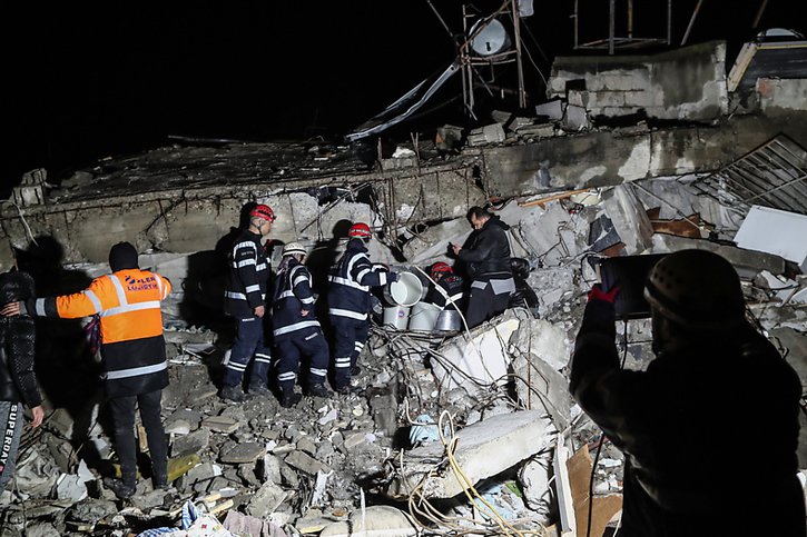 Les opérations de sauvetage se sont poursuivies pendant la nuit, notamment à Iskenderun, en Turquie. © KEYSTONE/EPA/ERDEM SAHIN