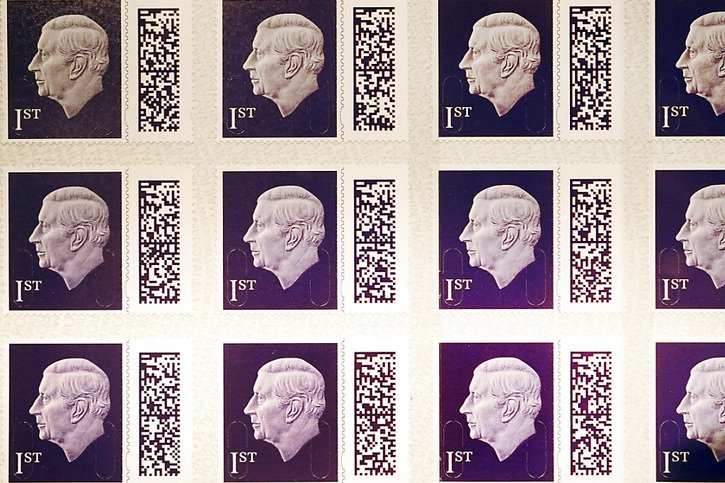 Le portrait de Charles III sur les timbres est une version adaptée de celui créé par le sculpteur Martin Jennings pour Royal Mint, l'organisme chargé de frapper la monnaie britannique. © KEYSTONE/AP/Victoria Jones
