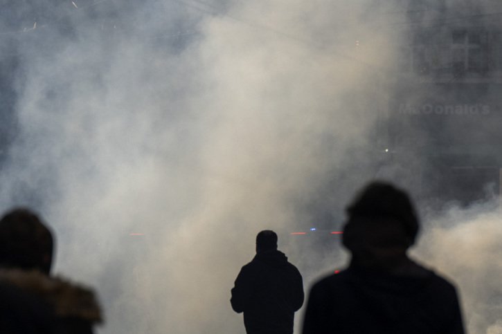 Des affrontements ont éclaté avec la police, présente en nombre, qui a aspergé les manifestants de gaz lacrymogène (archives). © KEYSTONE/GEORGIOS KEFALAS