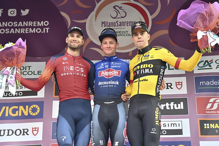 Le podium de la Primavera: Filippo Ganna (2e), Mathieu van der Poel (vainqueur) et Wout Van Aert (troisième). © KEYSTONE/AP/Gian Mattia D'Alberto