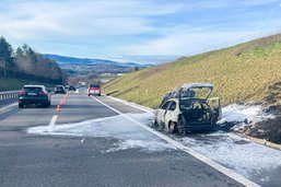 Une voiture en feu provoque un bouchon sur l'autoroute A12